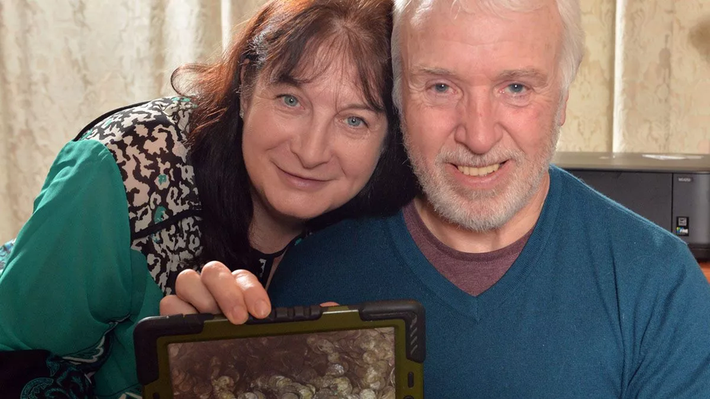 Ông Coleman tình cờ tìm thấy kho báu này trong một chuyến đi với câu lạc bộ dò tìm kim loại và cảm thấy may mắn khi tham gia. (Ảnh: mirror)