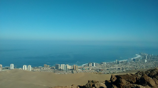 Iquique cũng là điểm đến hấp dẫn cho du khách với bãi biển Cavancha tuyệt đẹp và nhiều di tích lịch sử như Nhà hát Thành phố Iquique và Quảng trường Baquedano. Thành phố này còn nổi tiếng với các hoạt động thể thao dưới nước và là điểm đến lý tưởng cho những ai yêu thích khám phá và phiêu lưu.(Ảnh: blueskylimit)