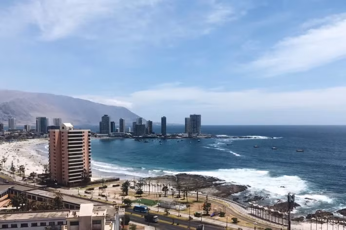 Mặc dù điều kiện tự nhiên khắc nghiệt, Iquique đã phát triển mạnh mẽ về kinh tế, đặc biệt trong ngành công nghiệp đánh bắt cá và khai thác khoáng sản. Thành phố này là trung tâm chế biến cá lớn của miền bắc Chile, với các sản phẩm như bột cá, dầu cá và cá đóng hộp được xuất khẩu đi nhiều nơi. (Ảnh: Passporter)