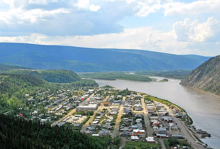 Các thị trấn như Dawson City đã phát triển mạnh mẽ, trở thành trung tâm thương mại và văn hóa của khu vực. Ngày nay, di sản của cơn sốt vàng vẫn còn hiện diện qua các bảo tàng, di tích lịch sử và các lễ hội văn hóa. (Ảnh:Wikipedia)