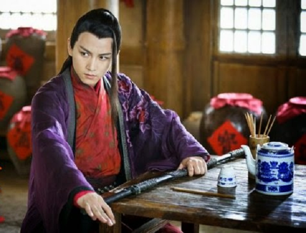 Tịch Tà Kiếm Pháp là bí kíp kiếm thuật thượng thặng có cùng nguồn gốc với Quỳ Hoa Bảo Điển, và là nguồn gốc của những tranh chấp trên giang hồ. Giang hồ cho rằng khi luyện Tịch tà kiếm pháp họ sẽ thành kiếm thủ vô địch, bất khả chiến bại.