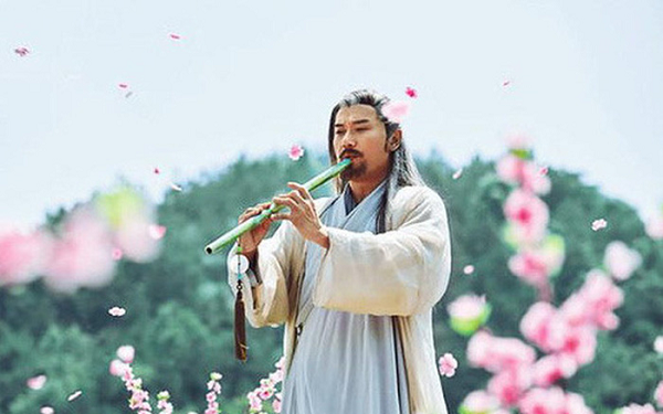 Bích Hải Triều Sinh Khúc là bài tiêu khúc của Đông Tà Hoàng Dược Sư - nhân vật trong kiếm hiệp Kim Dung, có uy lực và mê lực vô song, khi tấu bằng ngọc tiêu (cây sáo bằng ngọc) kèm với nội lực thâm hậu, nó sẽ tấn công vào định lực của đối phương.