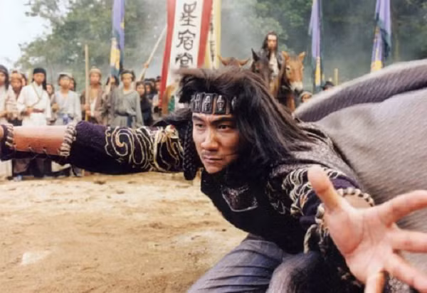 Giáng Long Thập Bát Chưởng là võ công thượng thừa trong kiếm hiệp Kim Dung, 1 trong 2 tuyệt kĩ võ học của Cái Bang. Có tổng cộng 28 chiêu thức, tuy nhiên sau này Tiêu Phong nhận thấy các chiêu thức vẫn chưa đủ uy lực nên đã rút gọn và bổ sung thêm, tạo thành Hàng Long Thập Bát Chưởng với uy lực vô song, khó có võ công nào trong thiên hạ có thể sánh ngang.