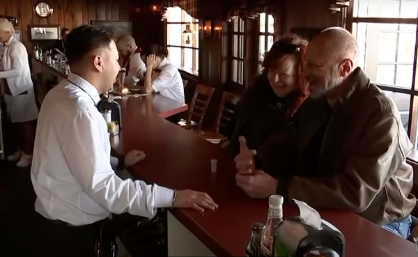 Tuy nhiên khi ăn đến con sò thứ 12, ông Michael nhai phải hạt sạn cứng trong miệng mình khiến răng ông cảm giác như sắp gãy. Khi soi nó trong lòng bàn tay, ông bất ngờ nhận ra đó là một viên ngọc trắng và tròn trịa.