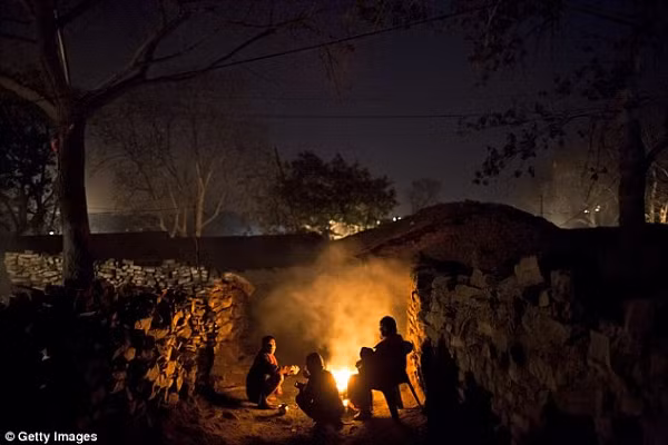 Ngọn lửa ngầm không chỉ gây bệnh, mà còn tạo nên nhiều hố tử thần. 20 năm trước, một số hố tử thần từng "nuốt chửng" khoảng 250 ngôi nhà trong vòng 4 giờ.