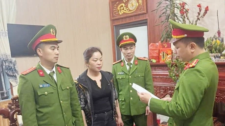 Bắt khẩn cấp người phụ nữ thu tiền xe trái phép người đi lễ đầu năm