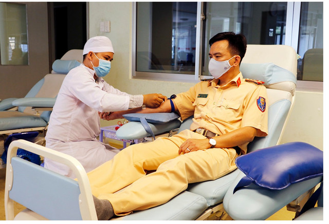 Nhận cuộc gọi khẩn, Đại úy cảnh sát tức tốc đi hiến máu cực hiếm Nhan cuoc goi khan, Dai uy canh sat tuc toc di hien mau cuc hiem