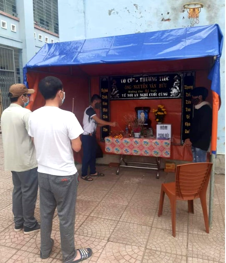 Nam thanh niên lập bàn thờ trong khu cách ly khi nghe tin bố qua đời Nam thanh nien lap ban tho trong khu cach ly khi nghe tin bo qua doi
