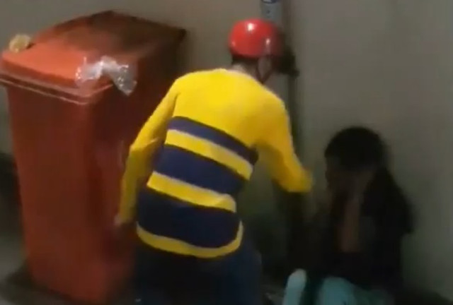 Vụ thanh niên giở trò đồi bại với cô gái ở TP HCM: Người quay clip nói gì về việc không giải vây nạn nhân? - Hình 2 Vu thanh nien gio tro doi bai voi co gai o TP HCM: Nguoi quay clip noi gi ve viec khong giai vay nan nhan?-Hinh-2