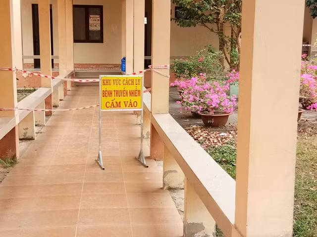 Tam dinh chi cong tac 2 si quan quan doi do bi to tieu cuc o khu cach ly COVID-19