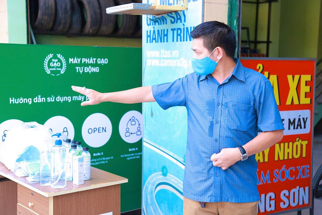 Tổng Giám đốc Tập đoàn Bình Minh lập điểm phát gạo miễn phí cho người nghèo ở quận Thủ Đức - Hình 3 Tong Giam doc Tap doan Binh Minh lap diem phat gao mien phi cho nguoi ngheo o quan Thu Duc-Hinh-3