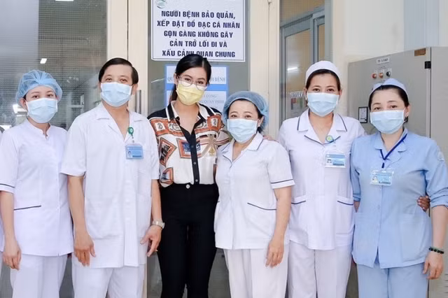 Rich kid Thao Tien noi gi khi duoc bac si Viet Nam chua het benh?