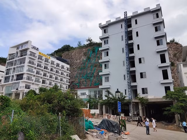 Gan mot nam chua cuong che duoc 13 biet thu xay sai phep