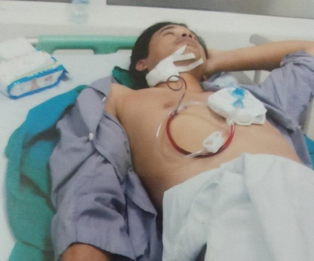 Đường 'Nhuệ' đánh người tại trụ sở, công an phường họp tầng trên nên không biết? Duong 'Nhue' danh nguoi tai tru so, cong an phuong hop tang tren nen khong biet?