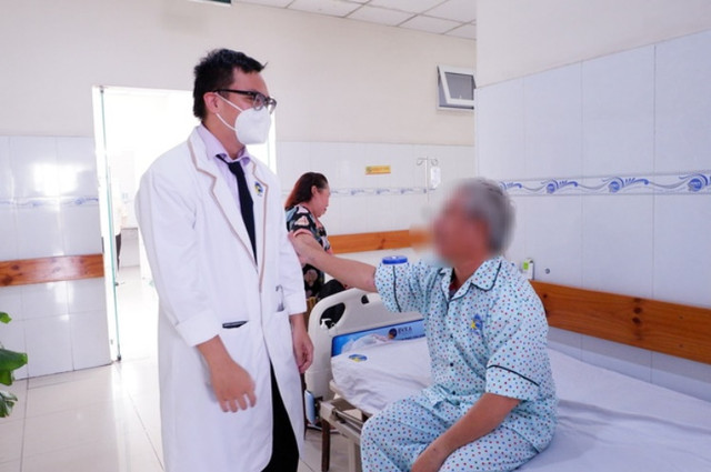 Chạy đua với thời gian cứu bệnh nhân bị ngưng tim trên đường đến bệnh viện - Hình 2 Chay dua voi thoi gian cuu benh nhan bi ngung tim tren duong den benh vien-Hinh-2