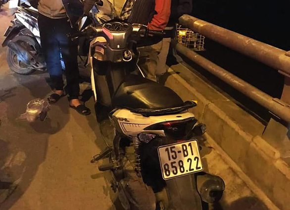 Đau lòng lá thư tuyệt mệnh người mẹ ném con xuống sông rồi tự tử: Mẹ là người khốn nạn nhất thế gian này Dau long la thu tuyet menh nguoi me nem con xuong song roi tu tu: Me la nguoi khon nan nhat the gian nay