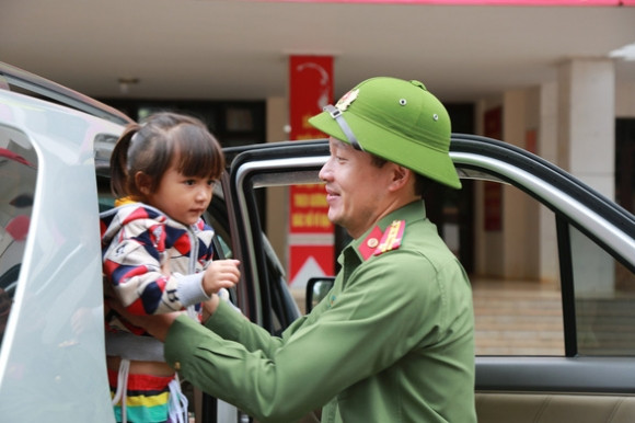 Những hình ảnh xông pha của Đại tá Vũ Hồng Văn tân Giám đốc Công an tỉnh Đồng Nai - Hình 4 Nhung hinh anh xong pha cua Dai ta Vu Hong Van tan Giam doc Cong an tinh Dong Nai-Hinh-4