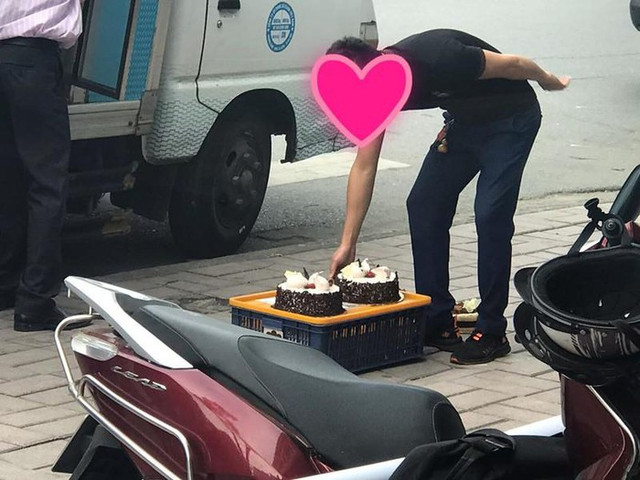 Khách bàng hoàng khi nhân viên Paris Gateaux đặt bánh xuống vỉa hè bụi bặm - Hình 4 Khach bang hoang khi nhan vien Paris Gateaux dat banh xuong via he bui bam-Hinh-4