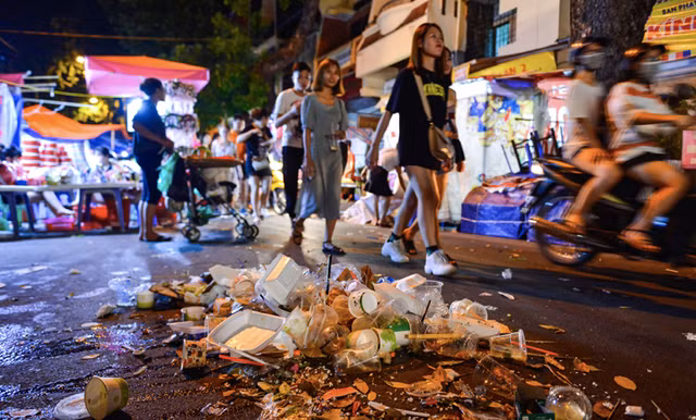 Duong pho bien thanh bien rac sau dem Trung Thu, cong nhan ve sinh nai lung ra don-Hinh-11