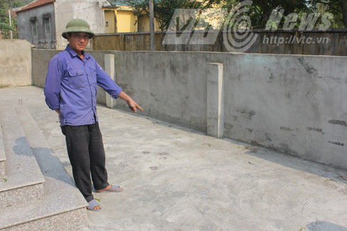 Ngôi mộ Hán vẫn nằm dưới sân nhà anh Thắng.