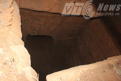 Ngôi mộ bị thủng trên nóc.