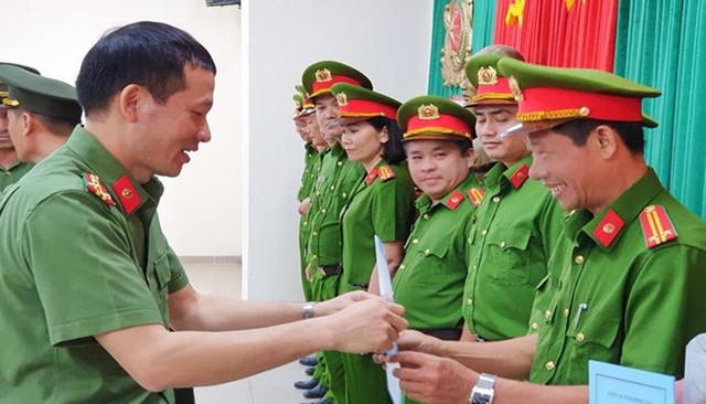 Đại tá Vũ Hồng Văn: 'Bố trí 322 cán bộ công an không tư lợi, không vì lợi ích nhóm' Dai ta Vu Hong Van: 'Bo tri 322 can bo cong an khong tu loi, khong vi loi ich nhom'