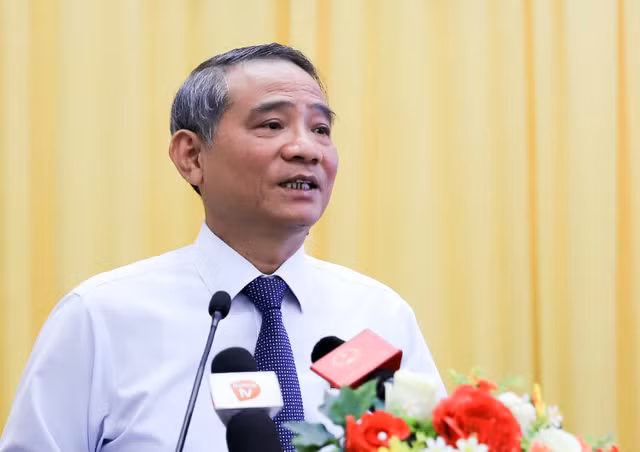 Bi thu Thanh uy Da Nang Truong Quang Nghia cach ly tai nha 14 ngay