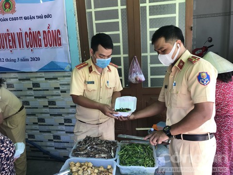 CSGT Công an quận Thủ Đức chung tay mở quán cơm 3.000 đồng giúp người nghèo - Hình 2 CSGT Cong an quan Thu Duc chung tay mo quan com 3.000 dong giup nguoi ngheo-Hinh-2