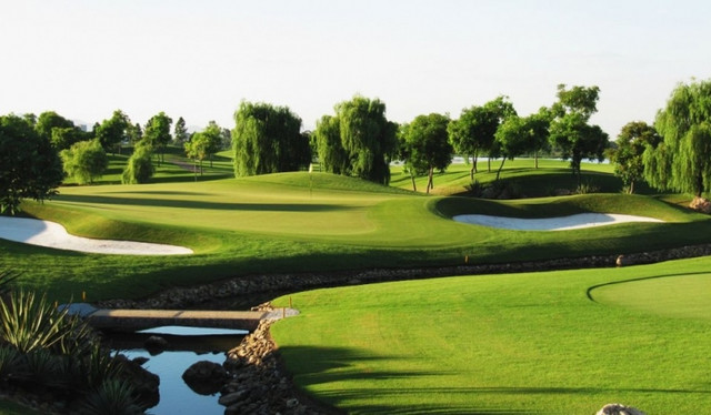 Sân golf Vân Trì bị tạm đóng do Covid-19: Ông chủ là ai mà phí hội viên 3 tỷ, giới hạn 400 hội viên? San golf Van Tri bi tam dong do Covid-19: Ong chu la ai ma phi hoi vien 3 ty, gioi han 400 hoi vien?