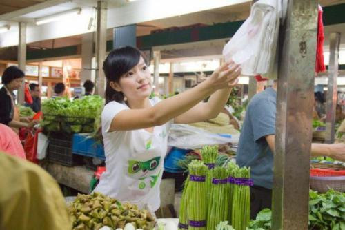 Những cô gái bán hàng rong xinh đẹp hớp hồn cư dân mạng Nhung co gai ban hang rong xinh dep hop hon cu dan mang