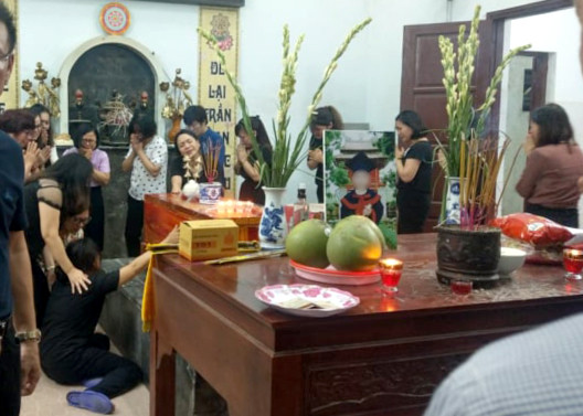 Nhiều vết xước đóng vảy trên thi thể học sinh tử vong vì bị bỏ quên trong ô tô trường Gateway - Hình 10 Nhieu vet xuoc dong vay tren thi the hoc sinh tu vong vi bi bo quen trong o to truong Gateway-Hinh-10