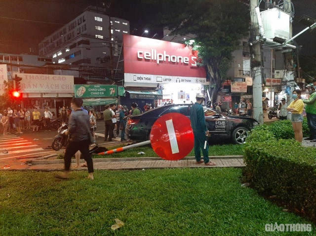 Lời khai của nữ tài xế 23 tuổi lái ô tô đâm nhiều xe máy: Do đạp nhầm chân ga - Hình 2 Loi khai cua nu tai xe 23 tuoi lai o to dam nhieu xe may: Do dap nham chan ga-Hinh-2