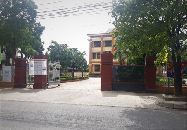 Phó Chủ tịch phường tổ chức sinh nhật trong khu cách ly, rủ vợ là BN904 sang… chụp ảnh Pho Chu tich phuong to chuc sinh nhat trong khu cach ly, ru vo la BN904 sang… chup anh