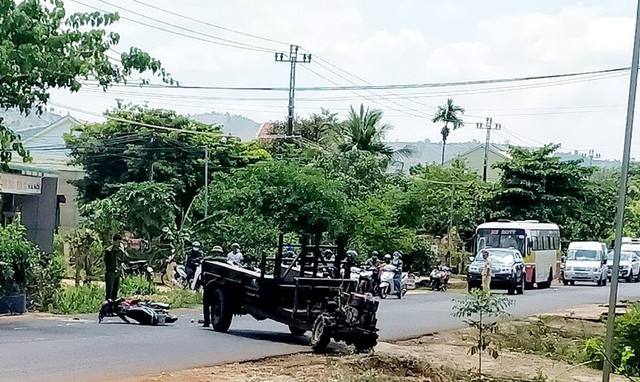 Công an lái công nông về trụ sở thì xảy ra tai nạn chết người Cong an lai cong nong ve tru so thi xay ra tai nan chet nguoi