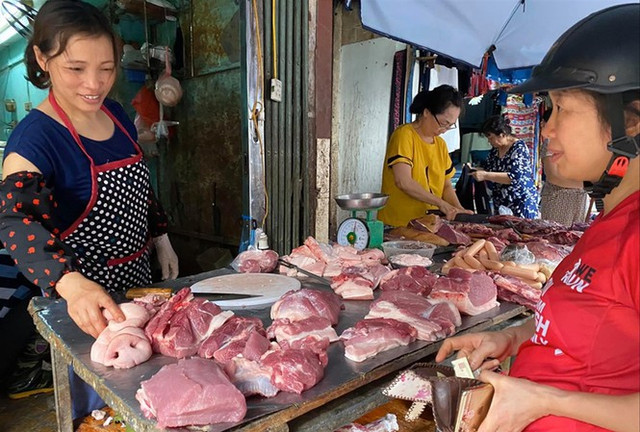 Giá thịt heo hôm nay lên 200.000 đồng/kg, cao chưa từng có Gia thit heo hom nay len 200.000 dong/kg, cao chua tung co