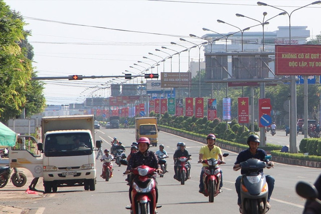 1 tuan 28 xe bien xanh o Binh Phuoc dinh 'phat nguoi' vi vuot den do