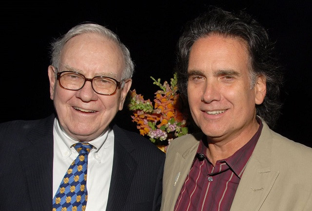 Con trai Warren Buffett: Từng sống rất đạm bạc, bán cổ phiếu được thừa kế để theo đuổi đam mê Con trai Warren Buffett: Tung song rat dam bac, ban co phieu duoc thua ke de theo duoi dam me