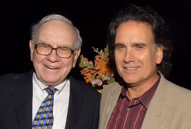Con trai Warren Buffett: Tung song rat dam bac, ban co phieu duoc thua ke de theo duoi dam me