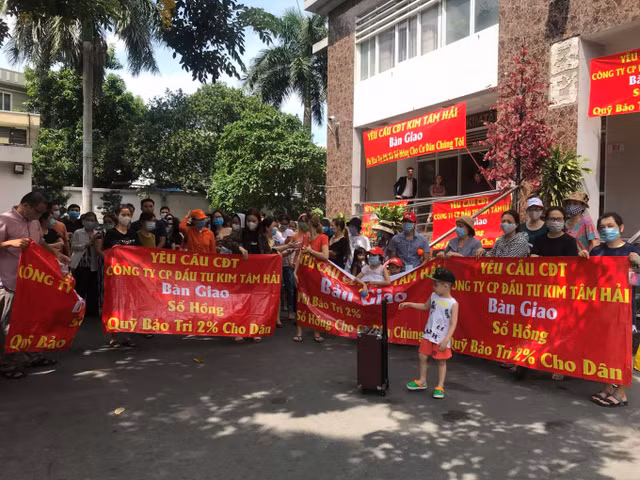 Cu dan chung cu Kim Tam Hai treo bang ron doi so hong