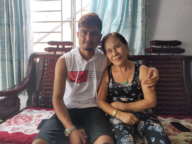 'Soái Tây' 24 tuổi dùng dao rạch tay quyết yêu bà cụ 65 tuổi 'Soai Tay' 24 tuoi dung dao rach tay quyet yeu ba cu 65 tuoi