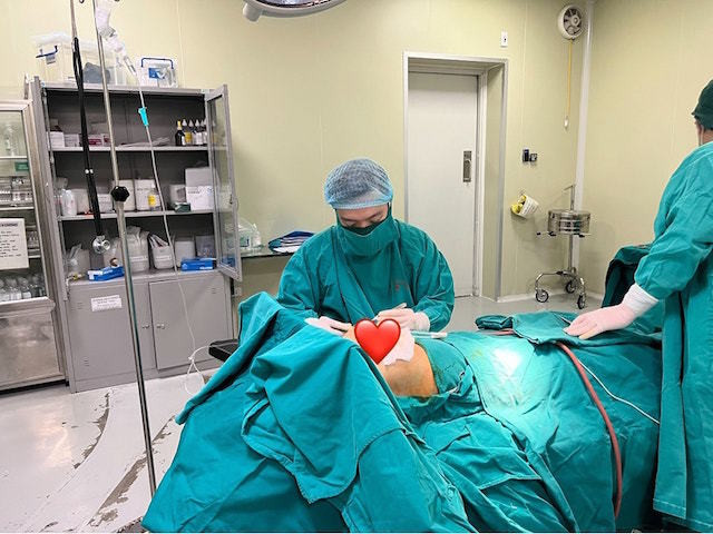 Vết mổ nứt toác, nhiễm trùng nặng sau một tháng sửa ngực ở spa Vet mo nut toac, nhiem trung nang sau mot thang sua nguc o spa
