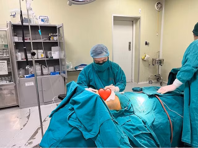 Vet mo nut toac, nhiem trung nang sau mot thang sua nguc o spa