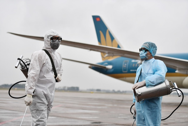 Cảnh phun thuốc khử trùng máy bay Vietnam Airlines chống virus corona - Hình 4 Canh phun thuoc khu trung may bay Vietnam Airlines chong virus corona-Hinh-4