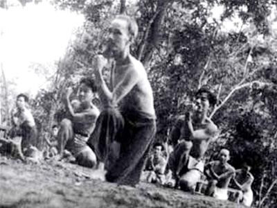 Bác Hồ tập võ cùng các chiến sĩ. Ảnh tư liệu. Bác Hồ tập võ cùng các chiến sĩ. Ảnh tư liệu.