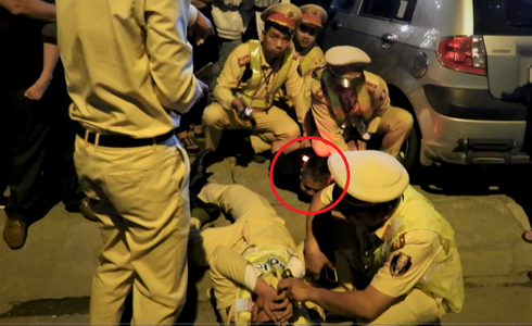 Ma men cầm dép tát vào mặt CSGT khi bị kiểm tra nồng độ cồn Ma men cam dep tat vao mat CSGT khi bi kiem tra nong do con