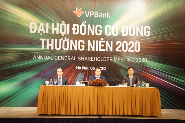Thoai von tai 'con ga de trung vang' FE Credit, VPBank se lay gi de tang truong loi nhuan?