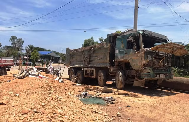 Xe 'ho vo' lat de chet 3 nguoi trong oto 4 cho o Thanh Hoa