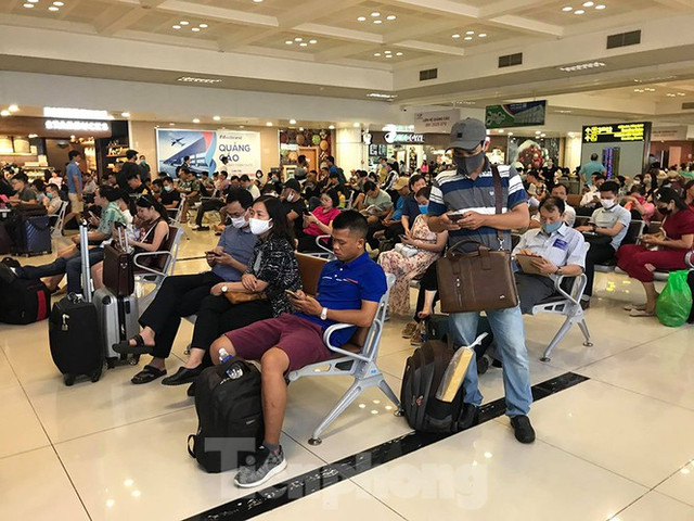 Máy bay VIetJet hạ cánh trượt, Tân Sơn Nhất đóng cửa, nhiều sân bay náo loạn 'tắc' theo - Hình 2 May bay VIetJet ha canh truot, Tan Son Nhat dong cua, nhieu san bay nao loan 'tac' theo-Hinh-2