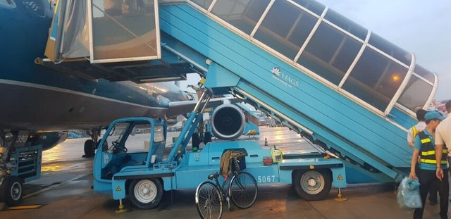 Một nữ hành khách tử vong sau khi trượt chân ngã trên xe thang máy bay Mot nu hanh khach tu vong sau khi truot chan nga tren xe thang may bay