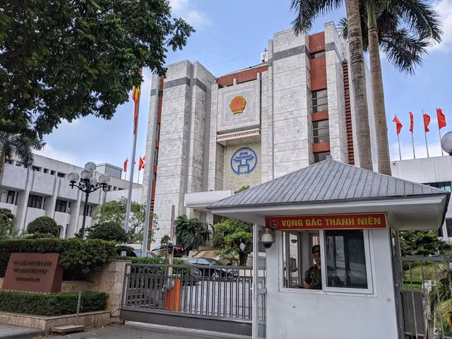 Ha Noi chua nhan thong bao ve vu kham xet voi thanh vien To giup viec, tai xe cua Chu tich TP?